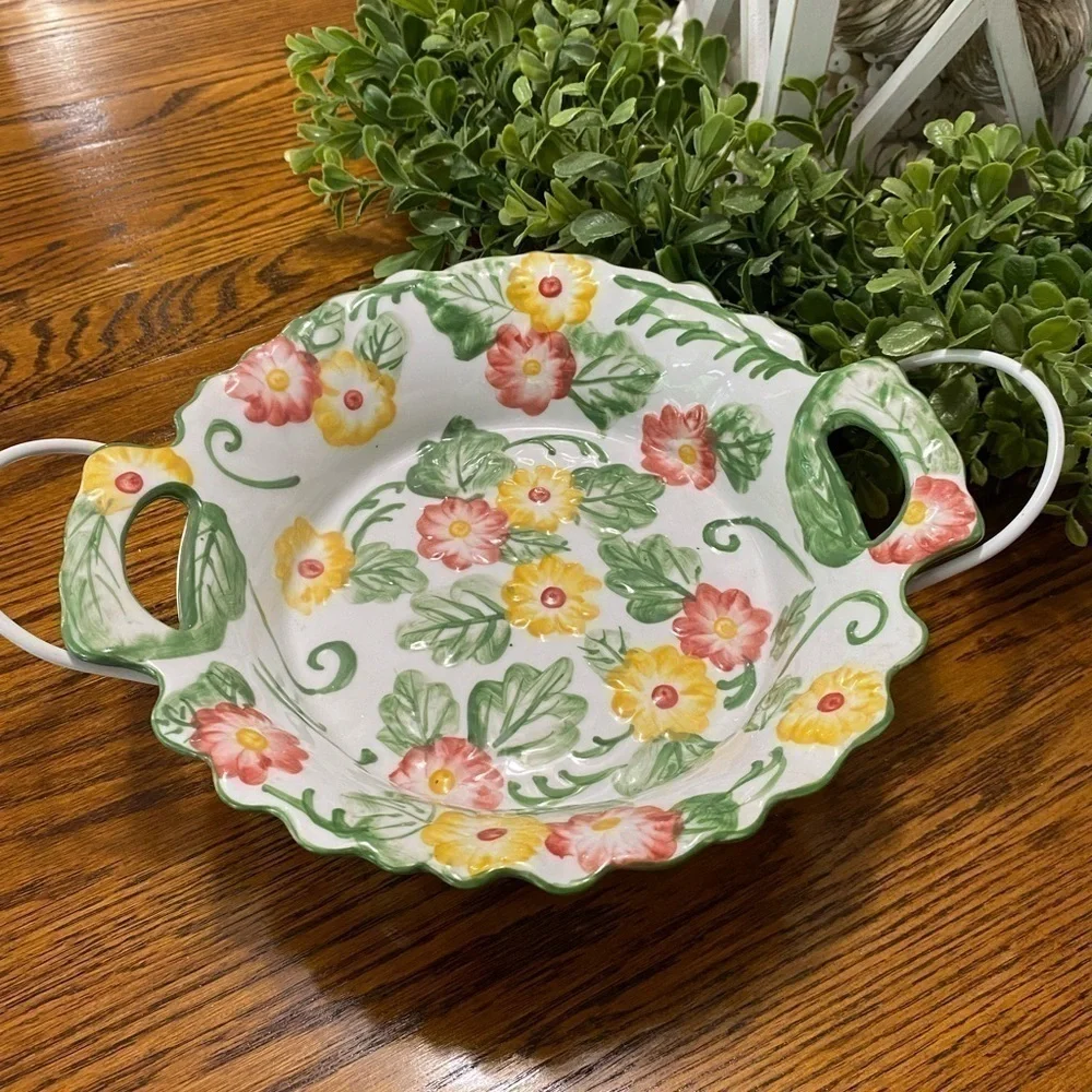 TEMPTATIONS BY TARA PRETTY RAISED FLORAL SM. BAKING DISH W/ WIRE & RATTAN HOLDER